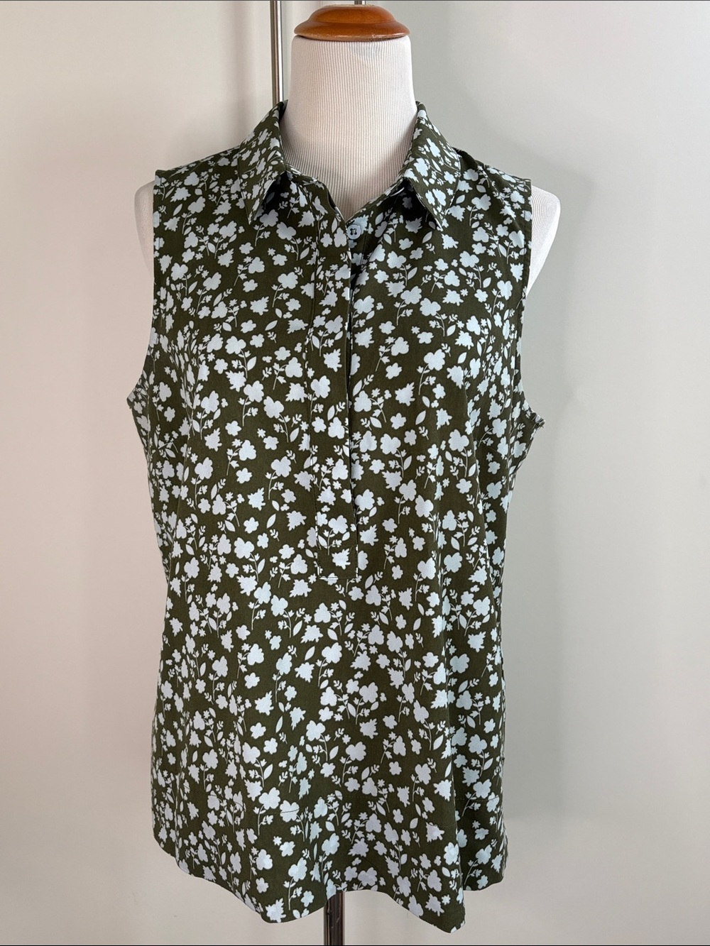 Cabi Sleeveless Collared Floral Shell Top - Olive/Light Blue L -#3614